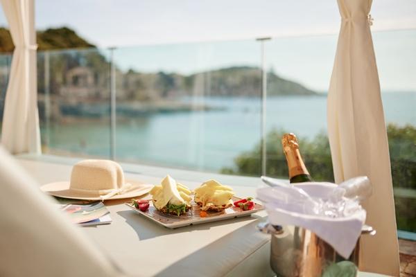 TAGESBETT MIT PRIVATEM JACUZZI IN DER SKYBAR Inclusive Collection by Hyatt TAGESBETT MIT PRIVATEM JACUZZI IN DER SKYBAR Inclusive Collection by Hyatt