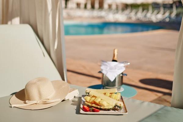 TAGESPASS mit DAY/CHILL OUT BED Inclusive Collection by Hyatt TAGESPASS mit DAY/CHILL OUT BED Inclusive Collection by Hyatt